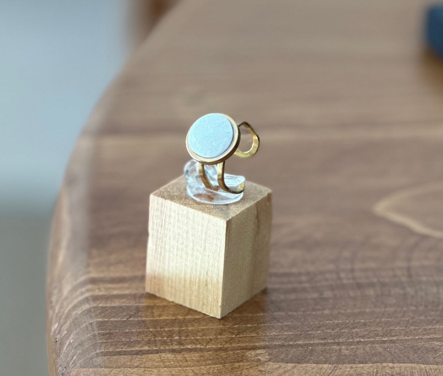 Δαχτυλίδι διπλή βάση με λευκό μάρμαρο