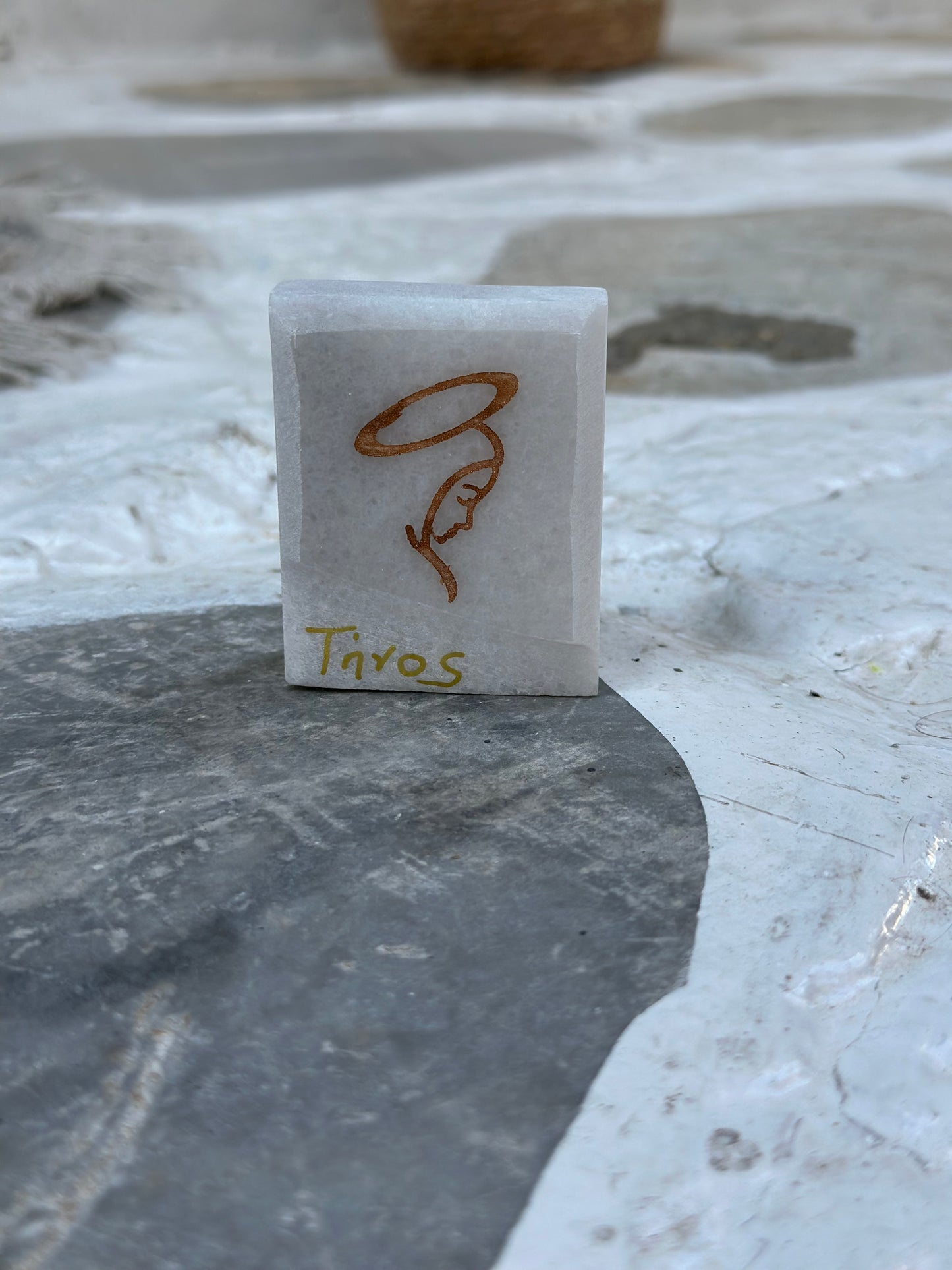 Χαραγμένη Παναγία σε μάρμαρο με χρυσό χρώμα 6εκ * 5εκ