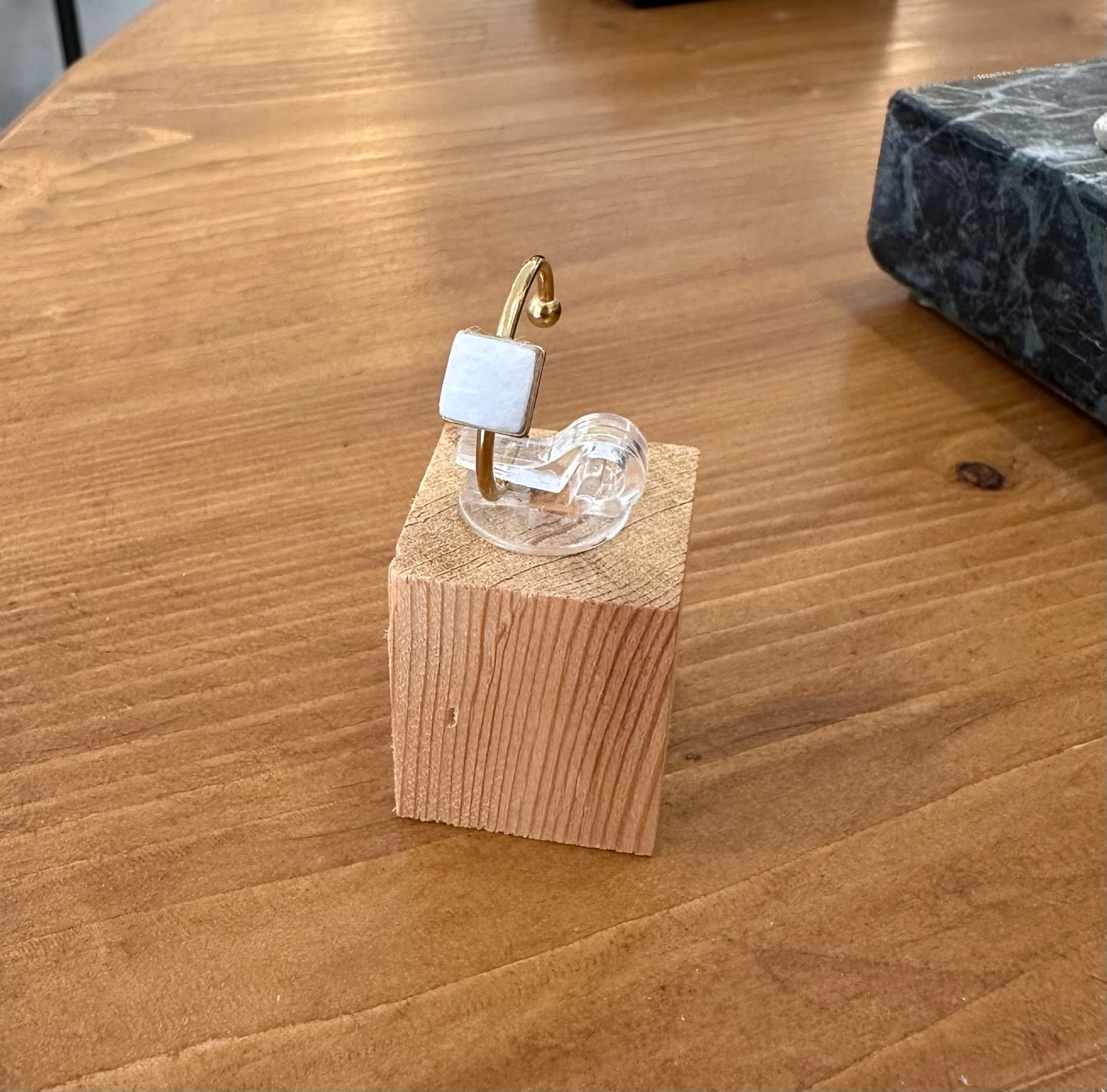 Δαχτυλίδι με λεπτή βάση σε χρυσό χρώμα από ανοξείδωτο ατσάλι και τετράγωνο λευκό μάρμαρο