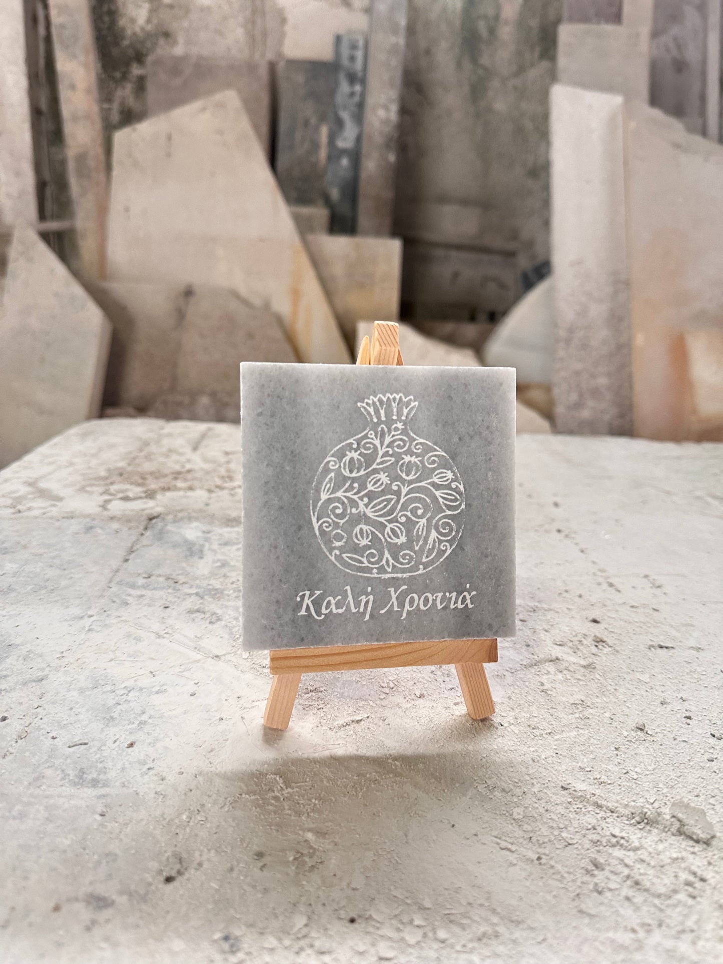 Γούρι ρόδι με σχέδια καλή χρόνια χαραγμένο σε μάρμαρο με ξύλινη βάση