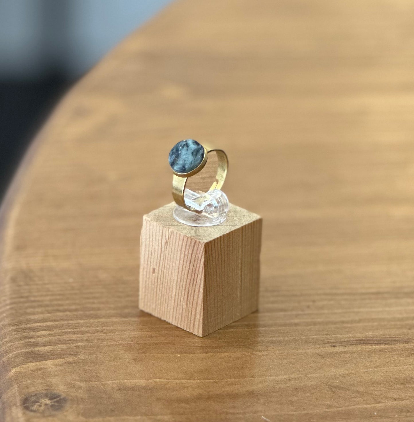 Αυξομειώμενο δαχτυλίδι σε χρυσό χρώμα από ανοξείδωτο ατσάλι με πράσινο μάρμαρο Τήνου