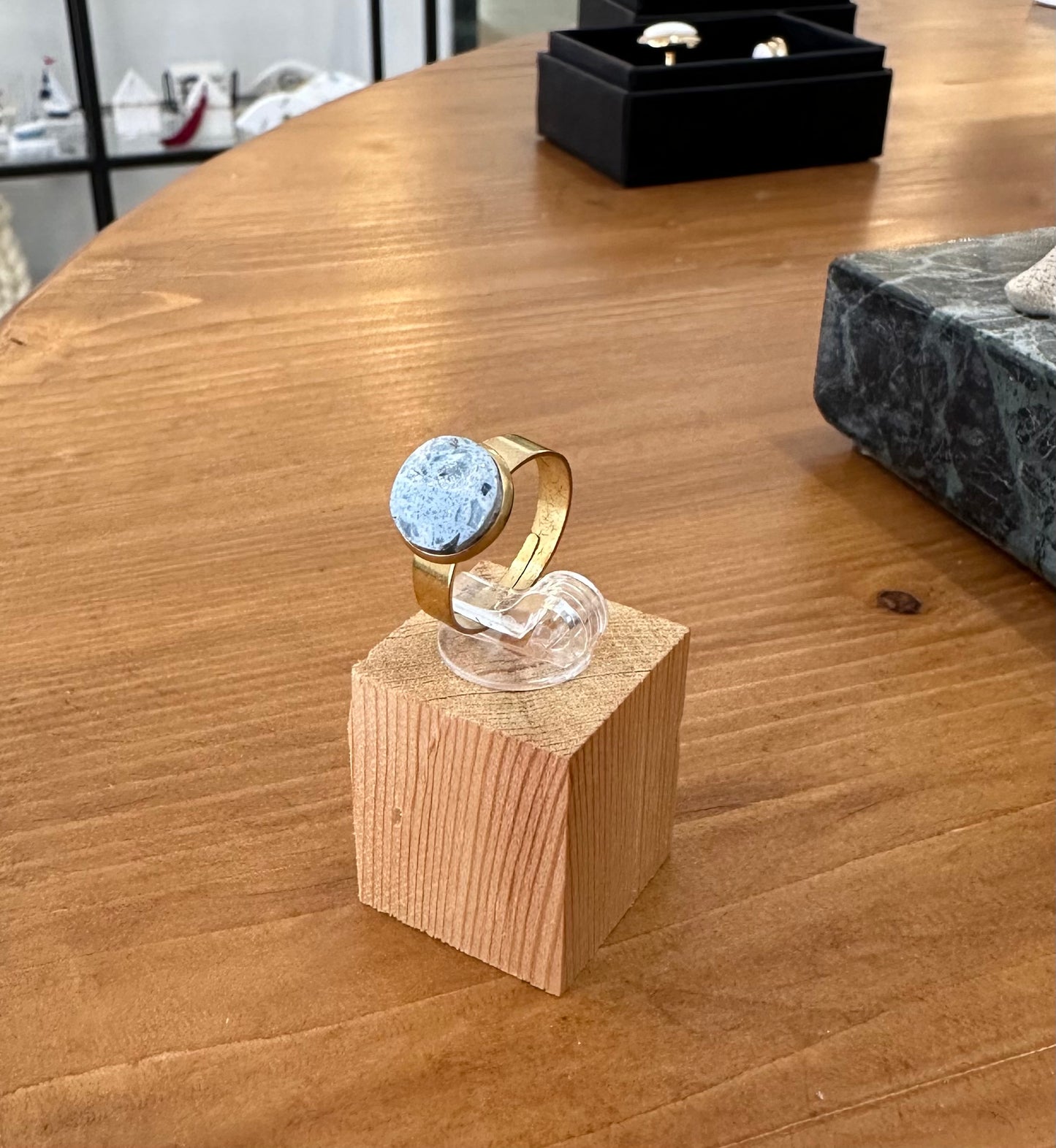 Αυξομειωμένο δαχτυλίδι σε χρυσό χρώμα από ανοξείδωτο ατσάλι με γαλάζιο γρανίτη