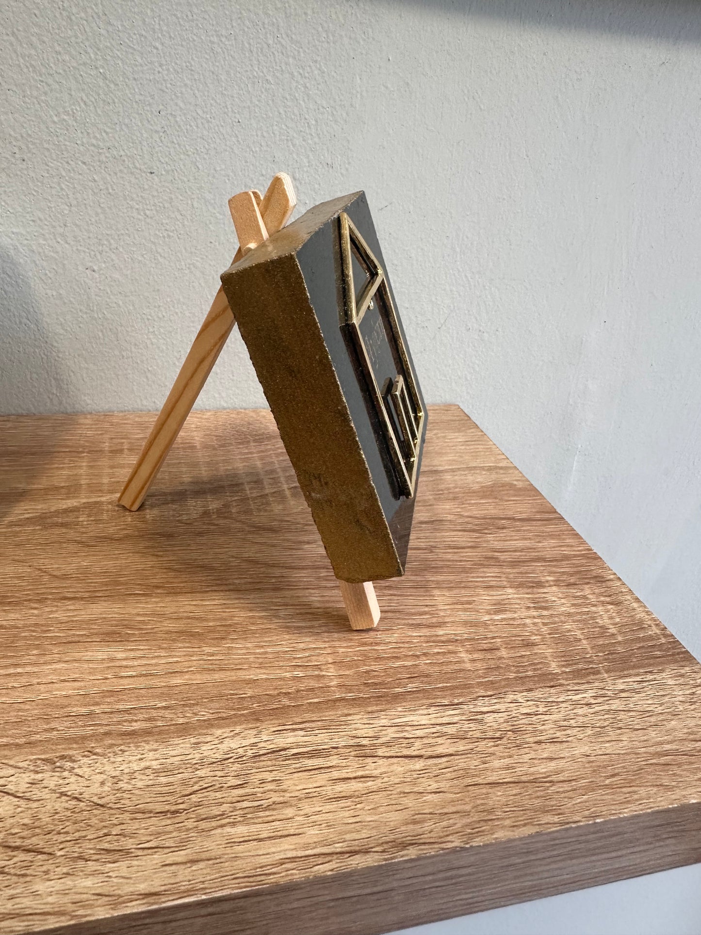 Γούρι με μεταλλικό σπιτάκι χάραξη σε μαύρο γρανίτη με χρυσά γράμματα και ξύλινη βάση