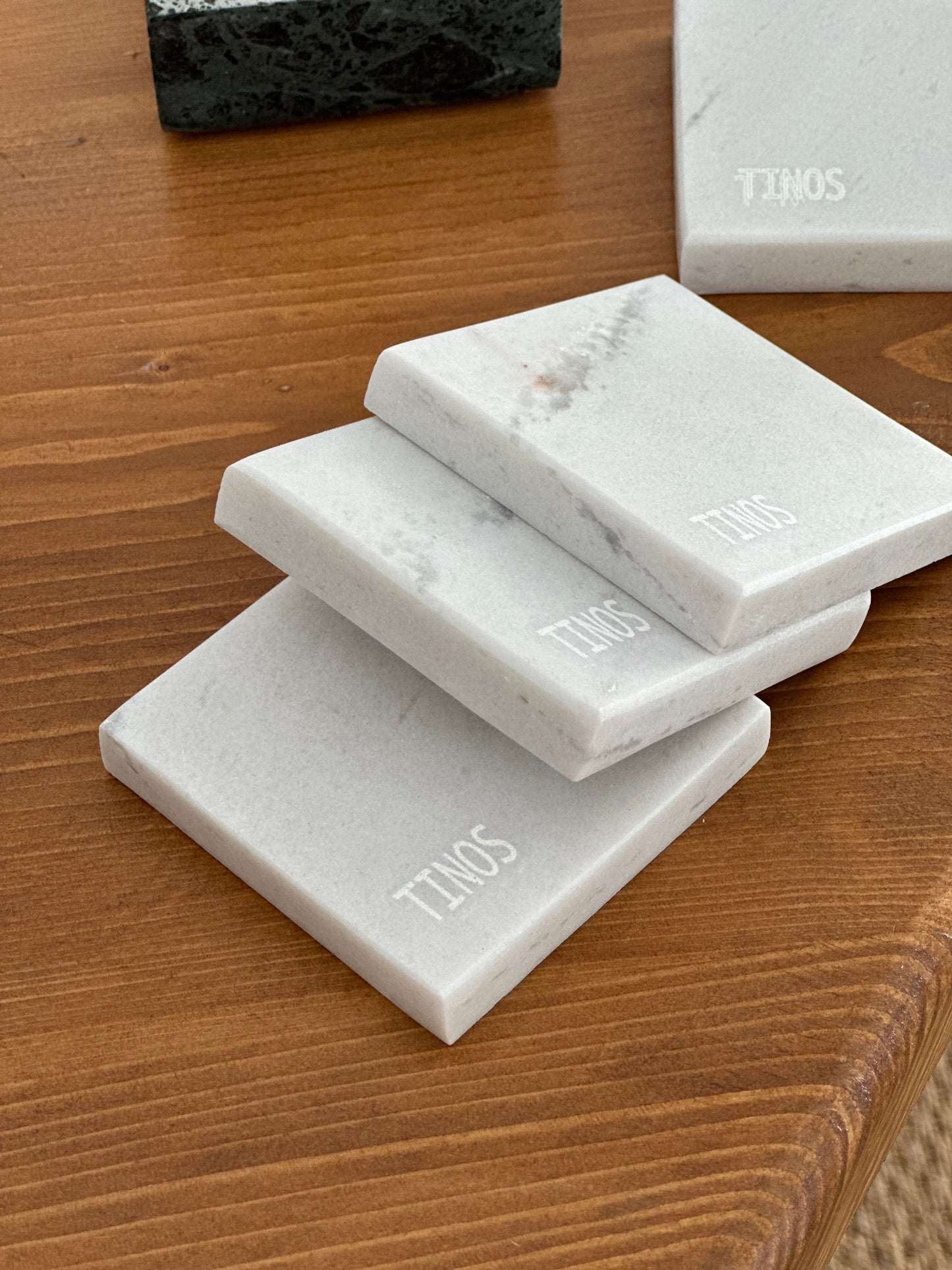 Μαρμάρινα σουβέρ από λευκό μάρμαρο με χάραξη «TINOS” και θήκη υποδοχής