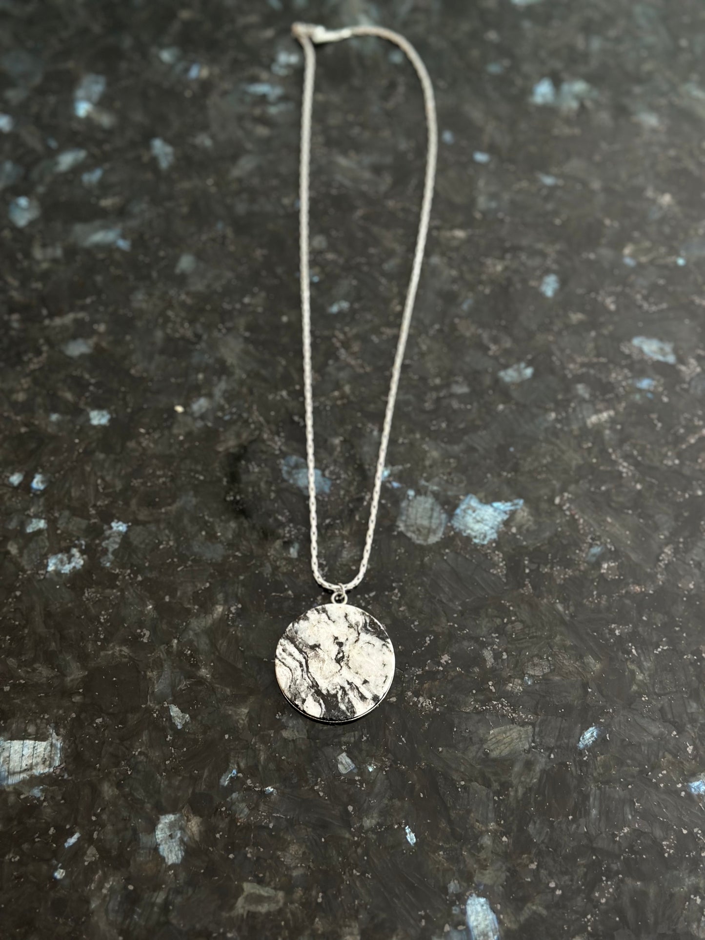 Ασπρόμαυρο μάρμαρο Λειβαδιάς σε κυκλικό καστόνι