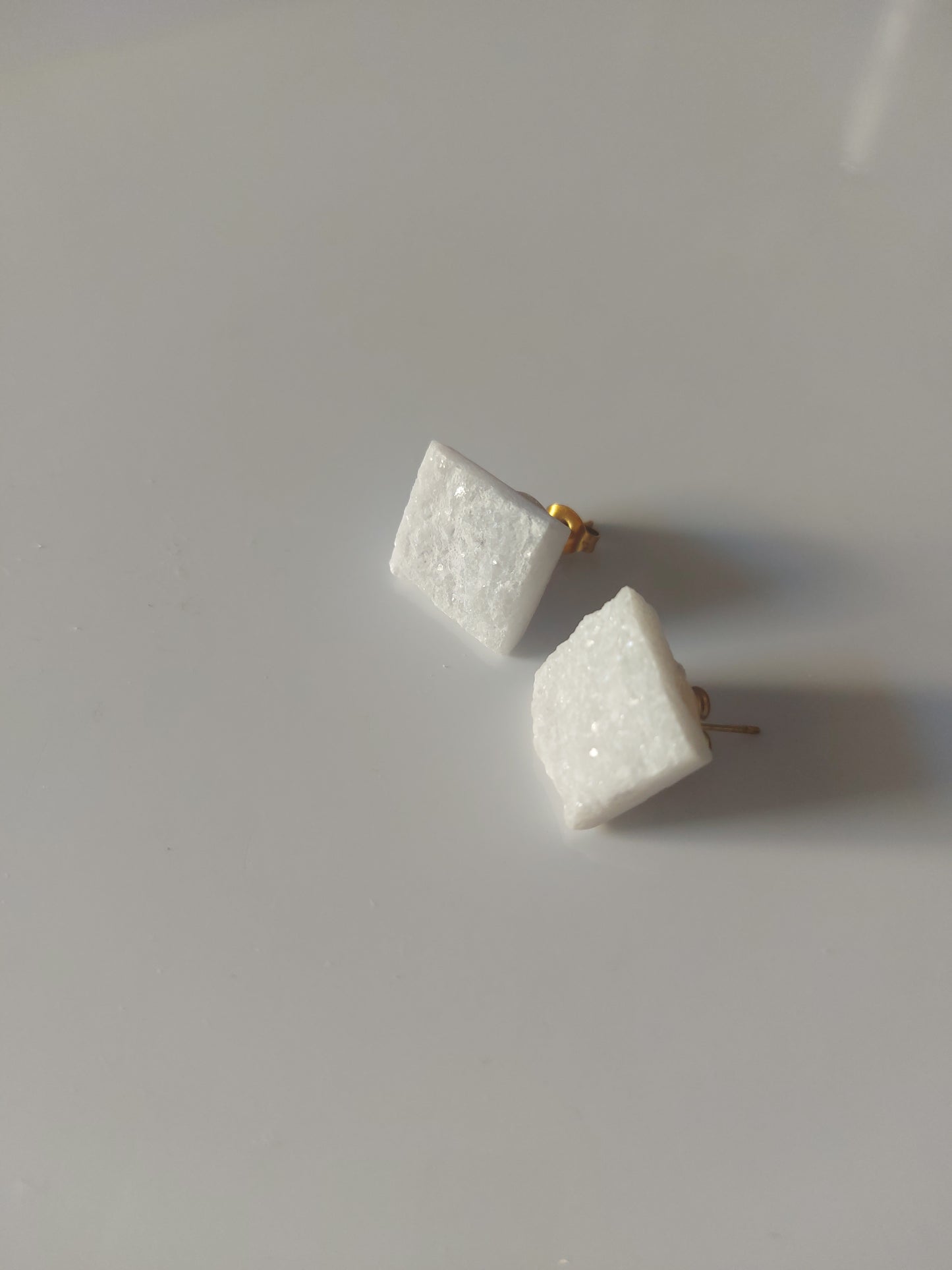 Square stud earrings made of white raw marble