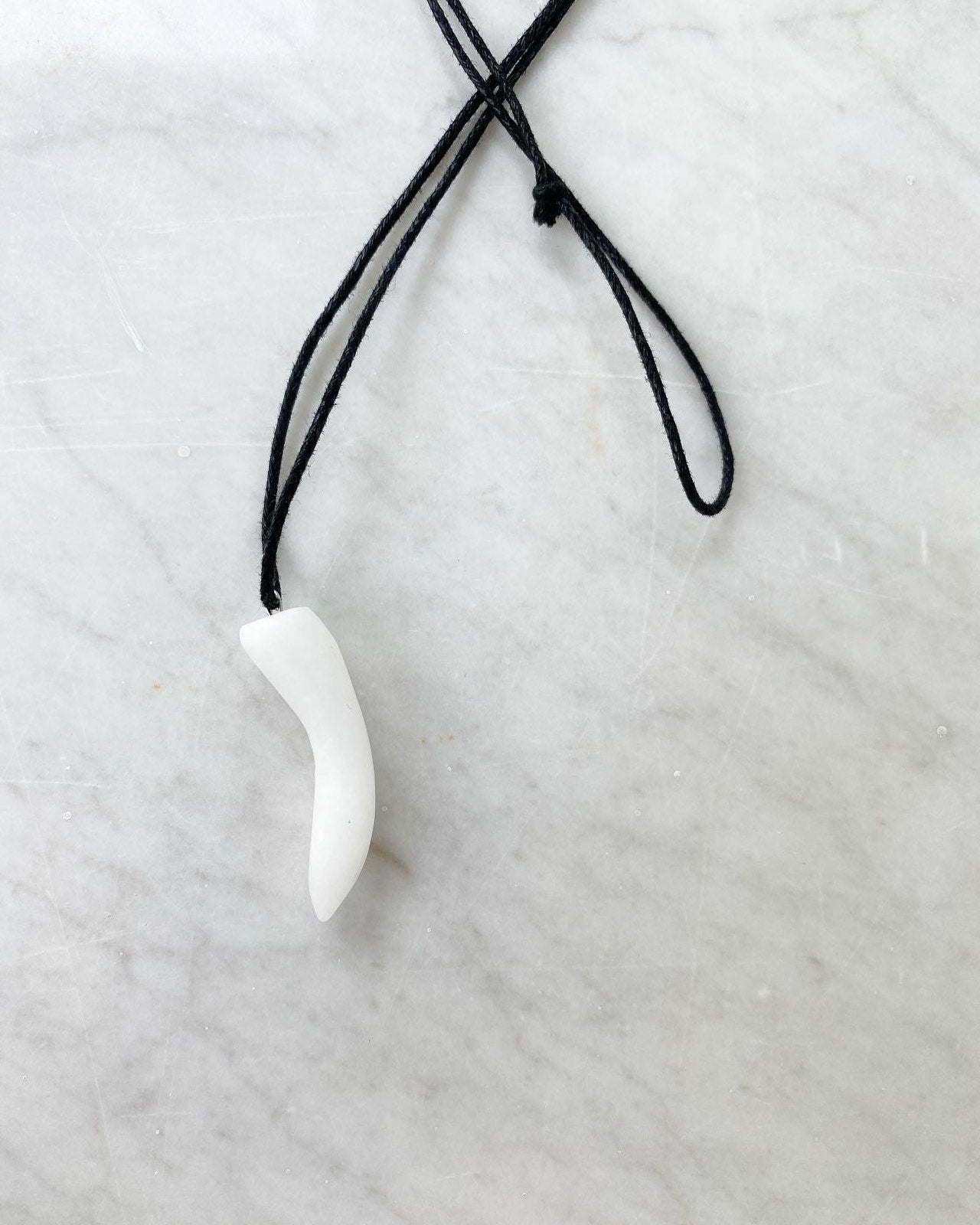 Λευκό μάρμαρο με κορδόνι