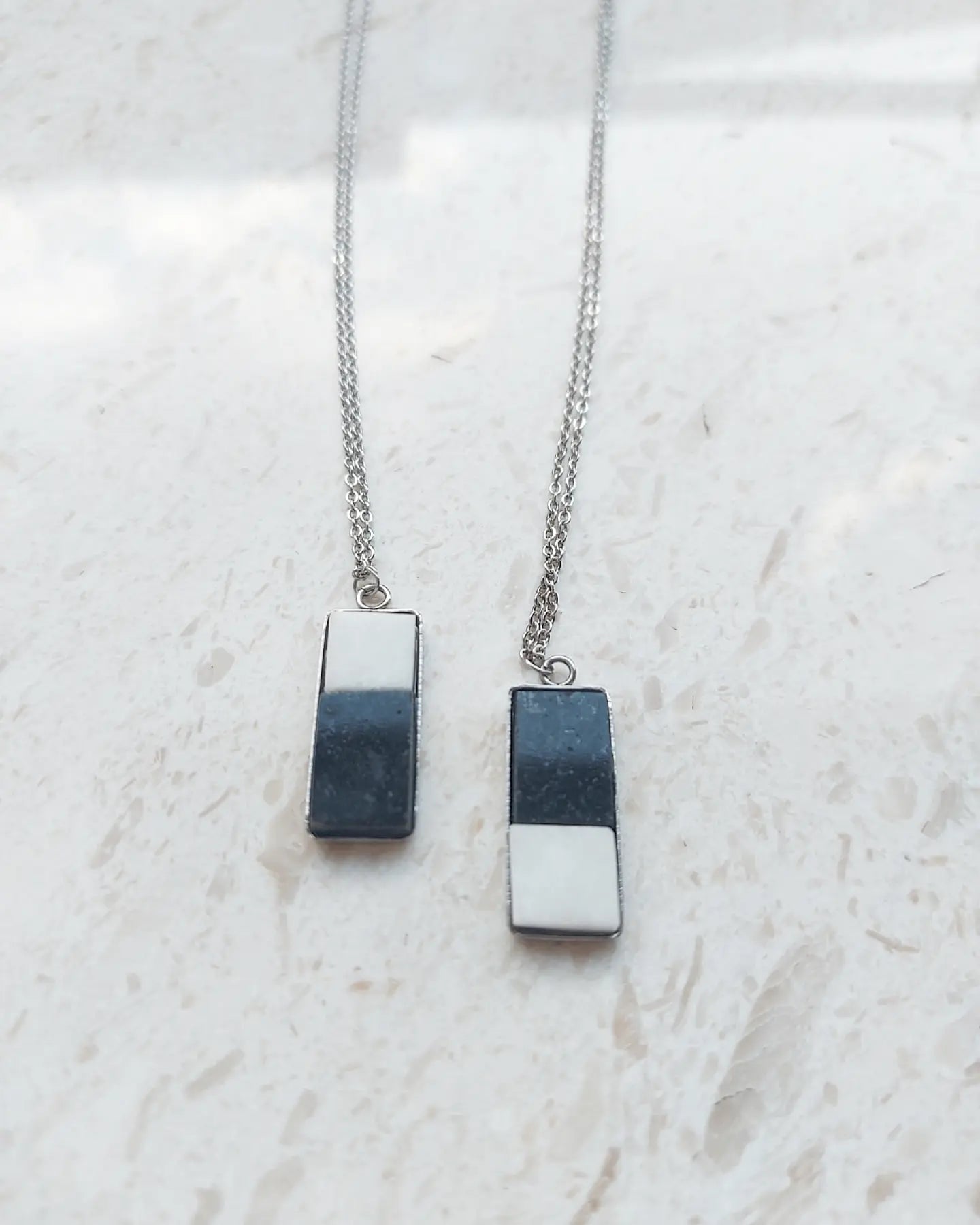 Μαύρος γρανίτης με λευκό μάρμαρο Θάσου σε ορθογώνιο ασημί καατόνι