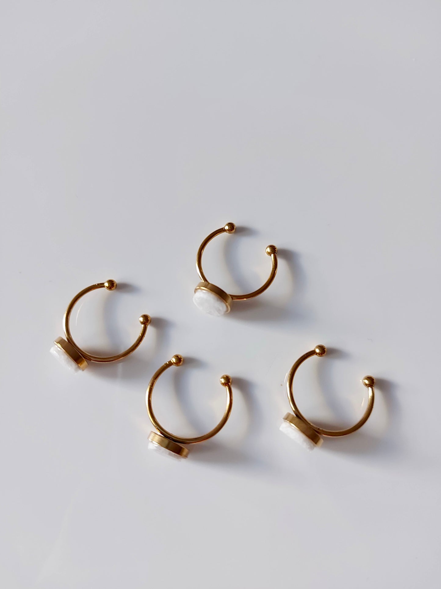 Δαχτυλίδι λεπτή βάση με λευκό μάρμαρο