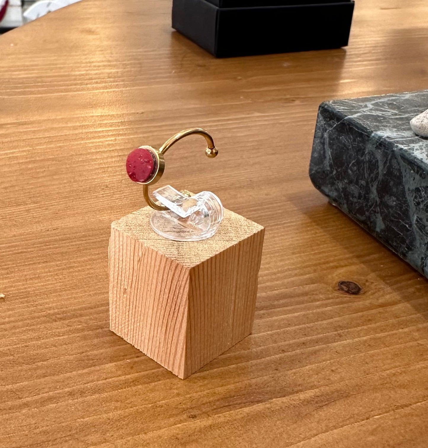 Δαχτυλίδι λεπτή βάση με κόκκινο γρανίτη