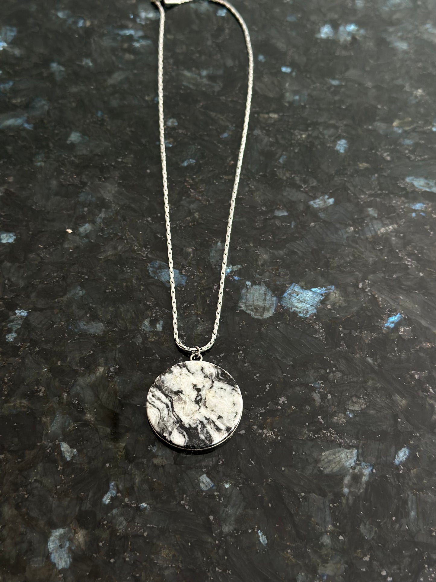 Black and white Livadia marble in a circular setting