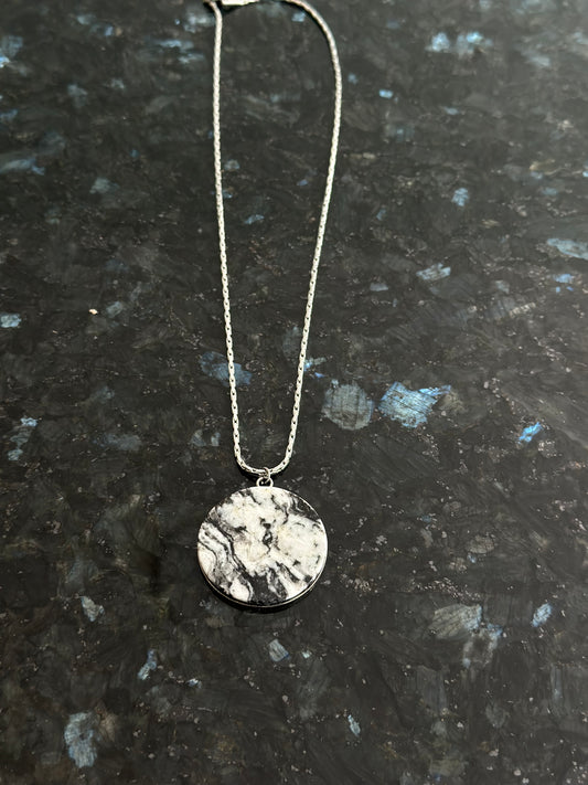 Ασπρόμαυρο μάρμαρο Λειβαδιάς σε κυκλικό καστόνι