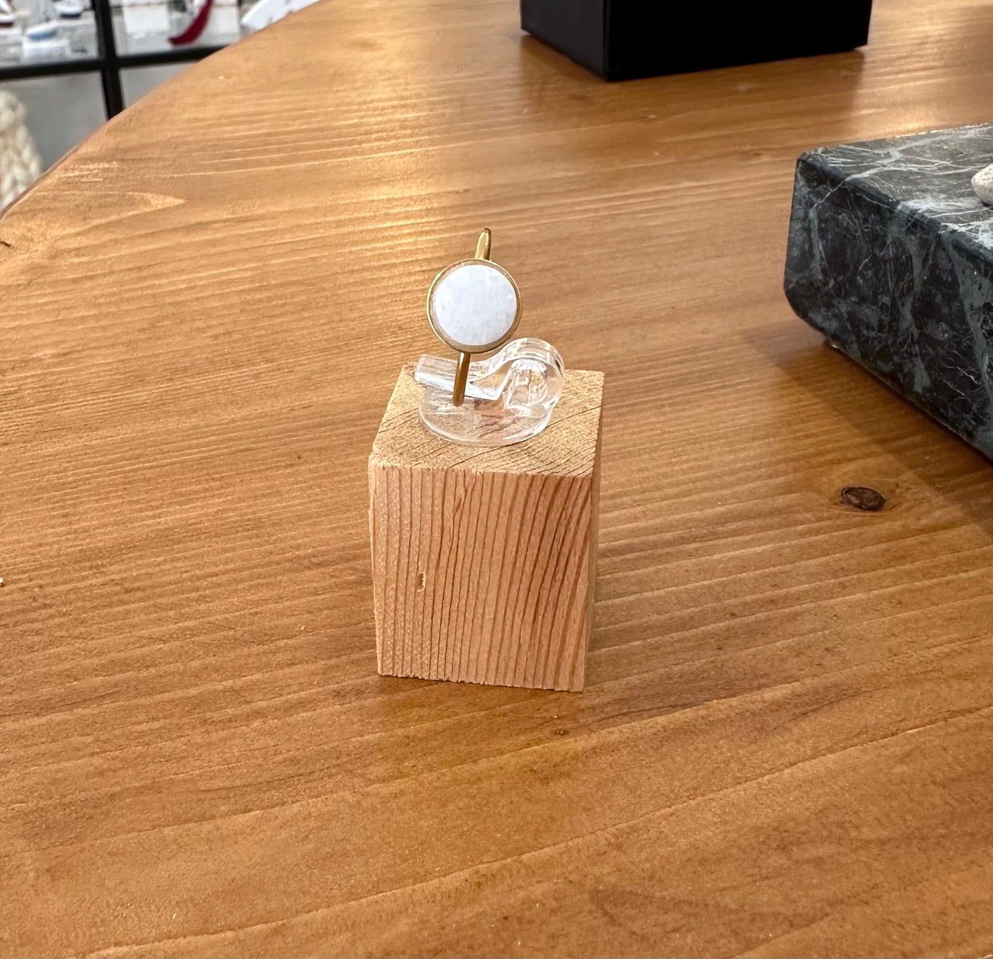 Δαχτυλίδι λεπτή βάση με λευκό μάρμαρο