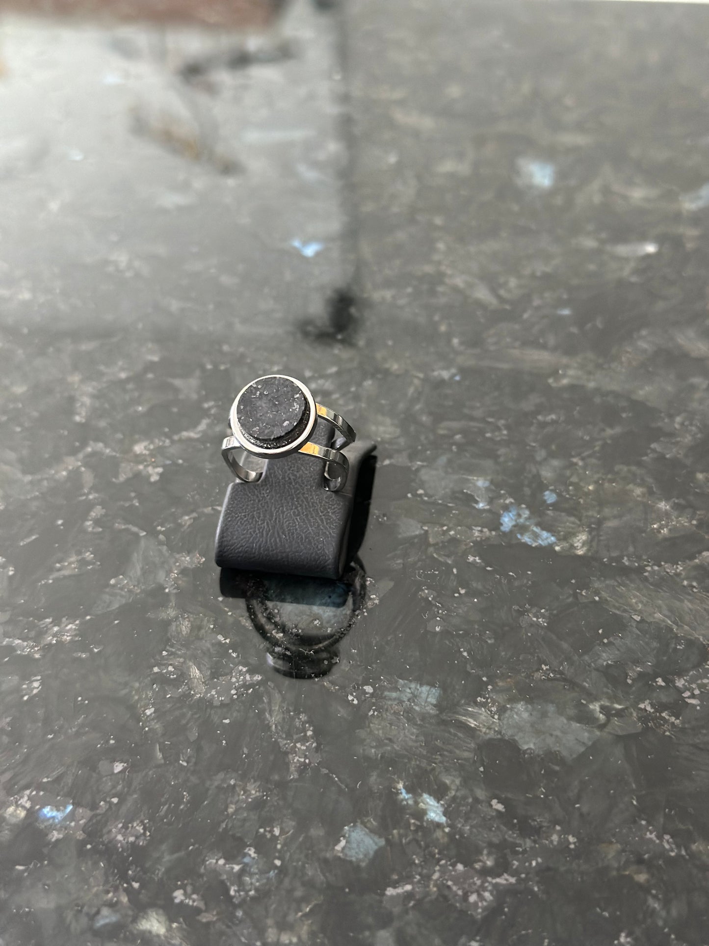 Δαχτυλίδι διπλή βάση με μαύρο γρανίτη