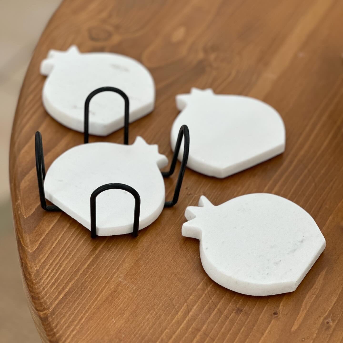 Μαρμάρινα σουβέρ με χάραξη «ΤINOS» σε σχήμα ρόδι και θήκη υποδοχής