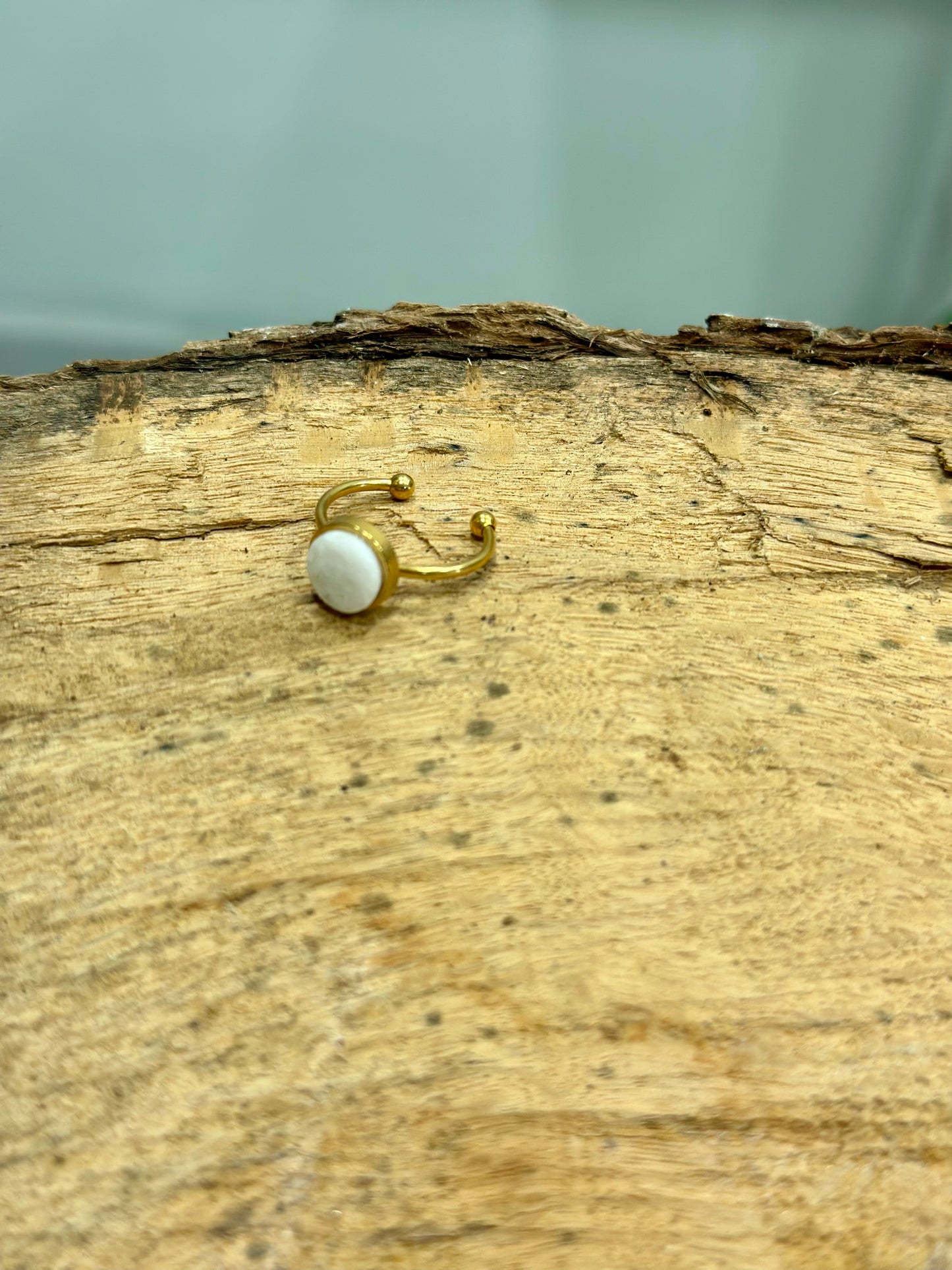 Δαχτυλίδι λεπτή βάση με λευκό μάρμαρο