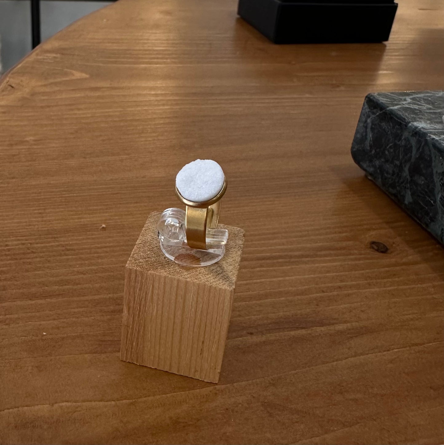 Αυξομειωμένο δαχτυλίδι σε χρυσό χρώμα από ανοξείδωτο ατσάλι  με ακατέργαστο λευκό μάρμαρο