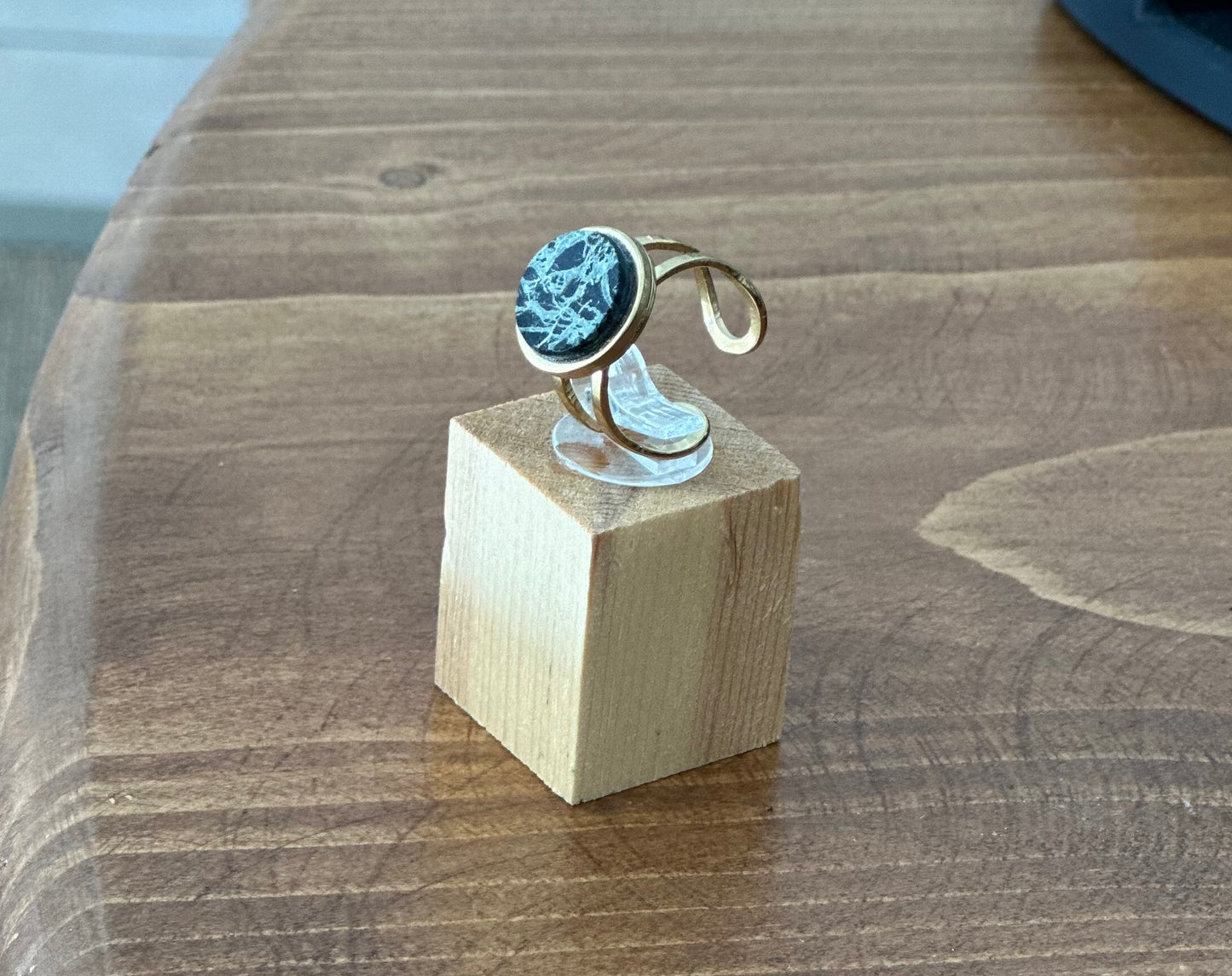 Δαχτυλίδι-διπλή βάση με πράσινο μάρμαρο Τήνου