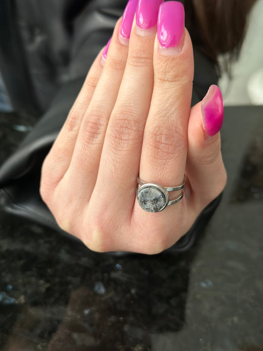 Double base ring with gray granite