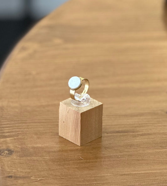 Αυξομειωμένο δαχτυλίδι σε χρυσό χρώμα από ανοξείδωτο ατσάλι  με λευκό μάρμαρο νάξου