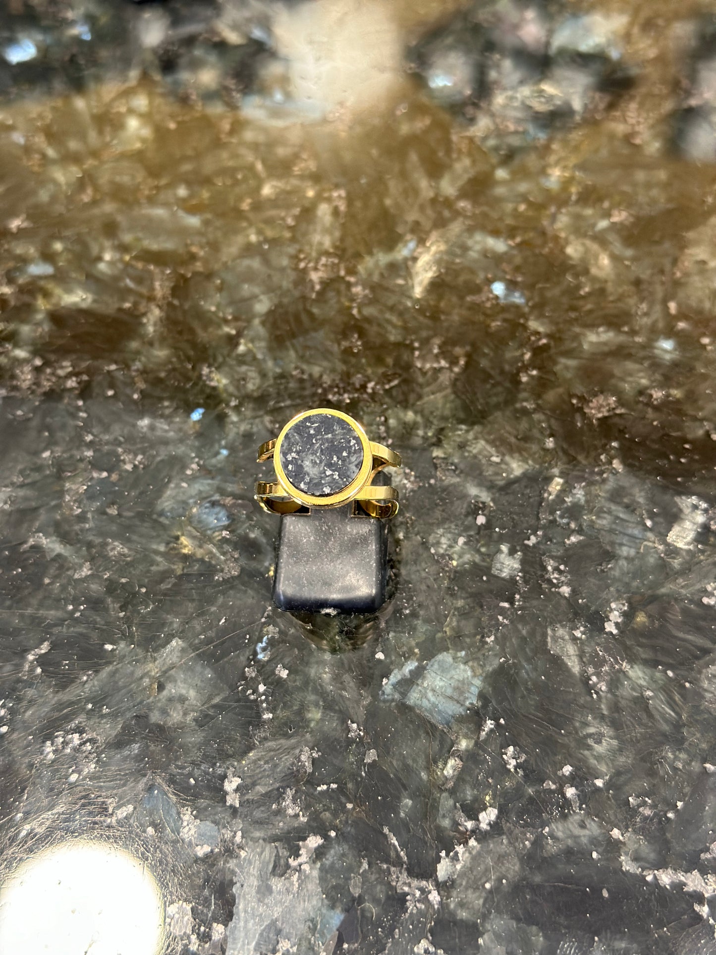 Δαχτυλίδι με διπλή βάση και μαύρο γρανίτη στο εσωτερικό του