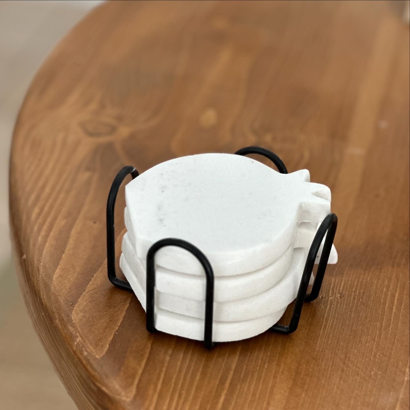 Μαρμάρινα σουβέρ με χάραξη «ΤINOS» σε σχήμα ρόδι και θήκη υποδοχής