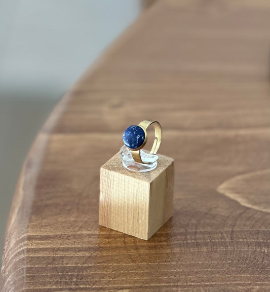 Αυξομειωμένο δαχτυλίδι σε χρυσό χρώμα από ανοξείδωτο ατσάλι  με μπλε σκούρο γρανίτη