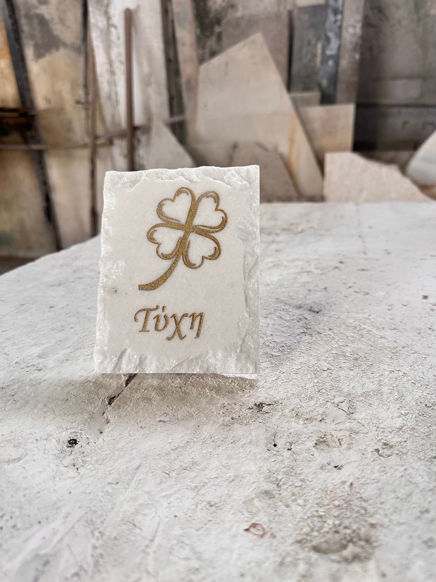 «Τύχη» γούρι με τετράφυλλο τριφύλλι σε λευκό ακατέργαστο μάρμαρο