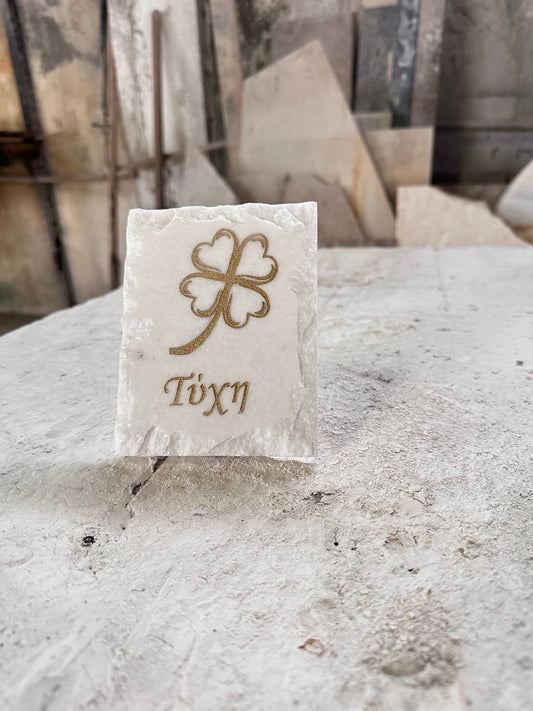 «Τύχη» γούρι με τετράφυλλο τριφύλλι σε λευκό ακατέργαστο μάρμαρο