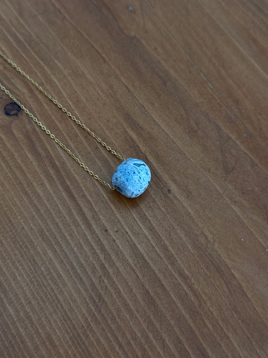 Σιέλ γρανίτης σε σχήμα μπάλας με χρυσή αλυσίδα