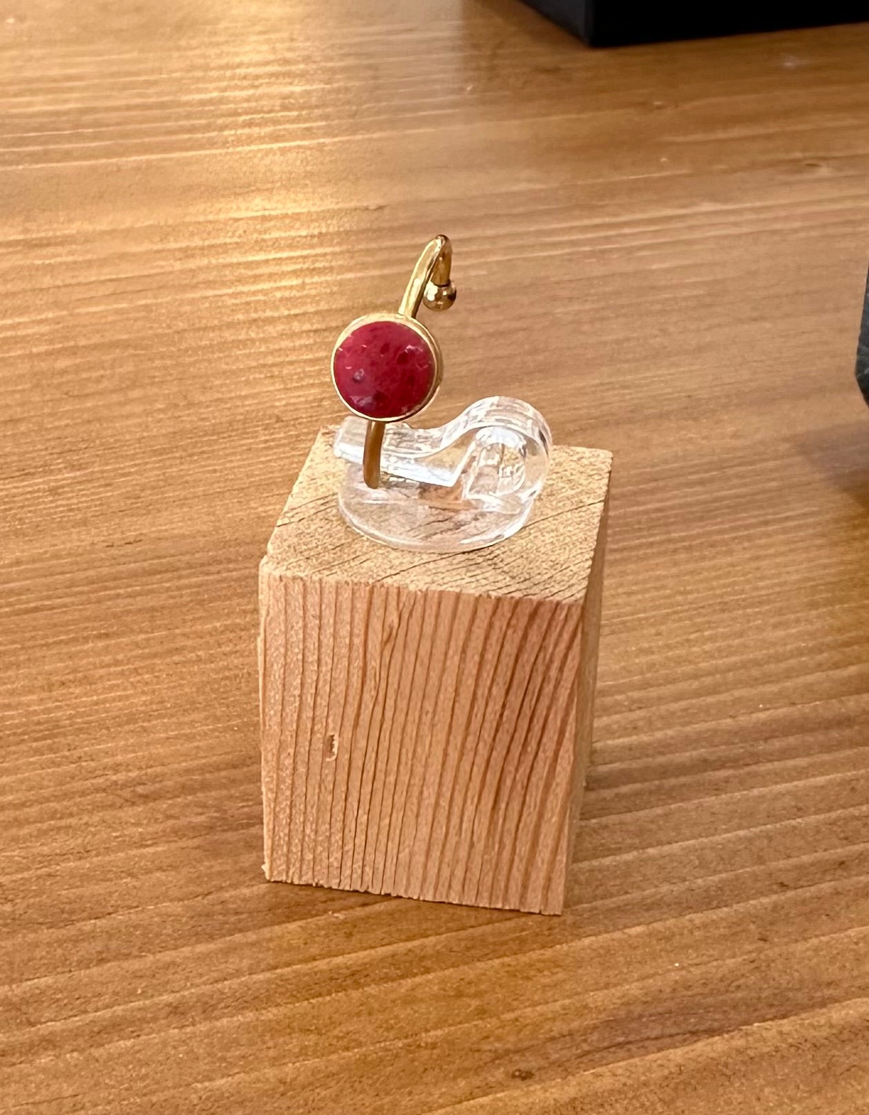 Δαχτυλίδι λεπτή βάση με κόκκινο γρανίτη