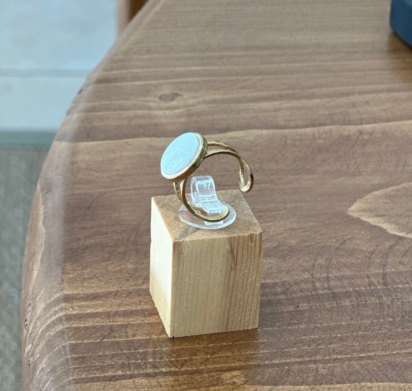 Δαχτυλίδι διπλή βάση με λευκό μάρμαρο