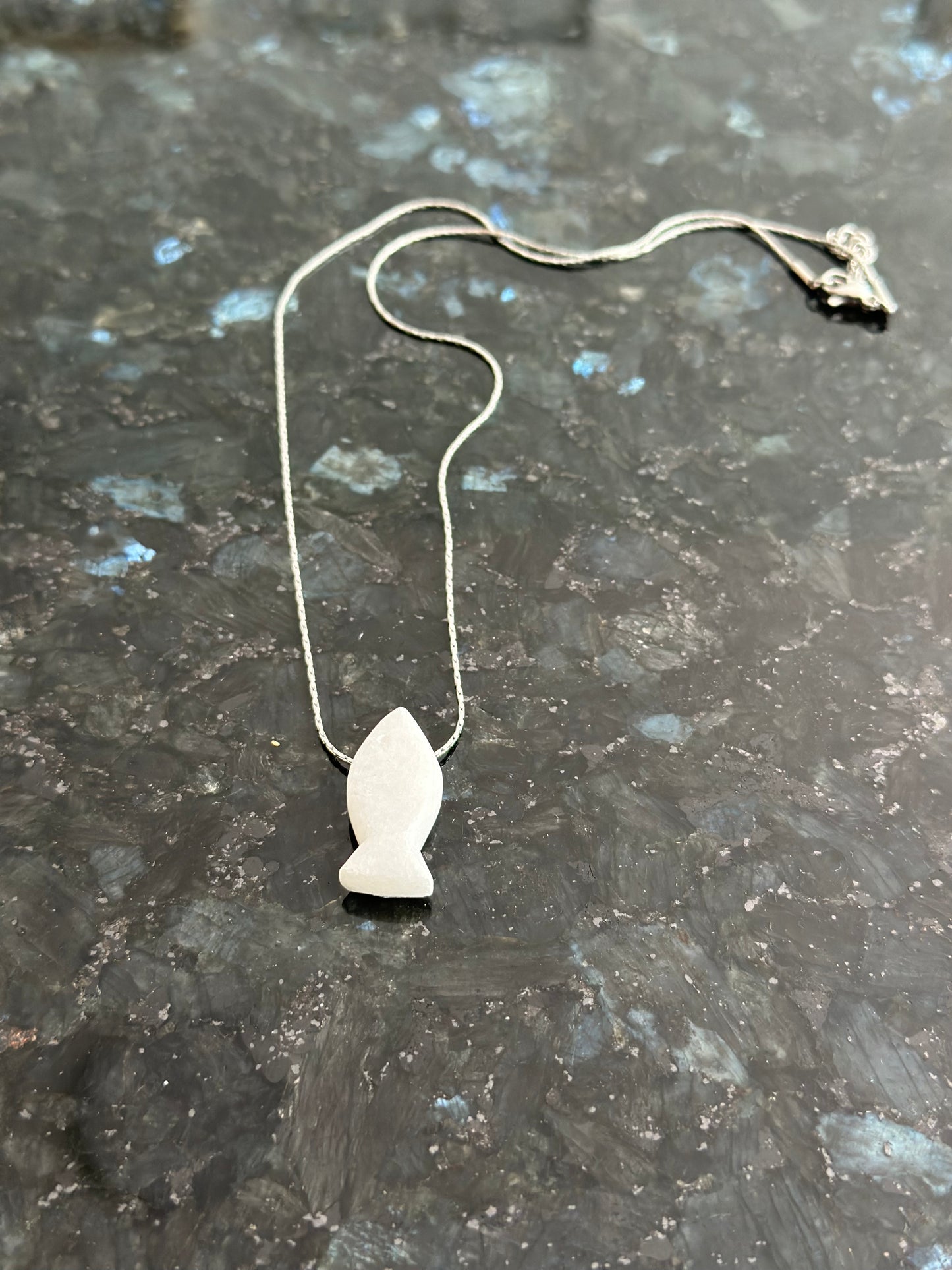 Λευκό μάρμαρο σε σχήμα ψάρι