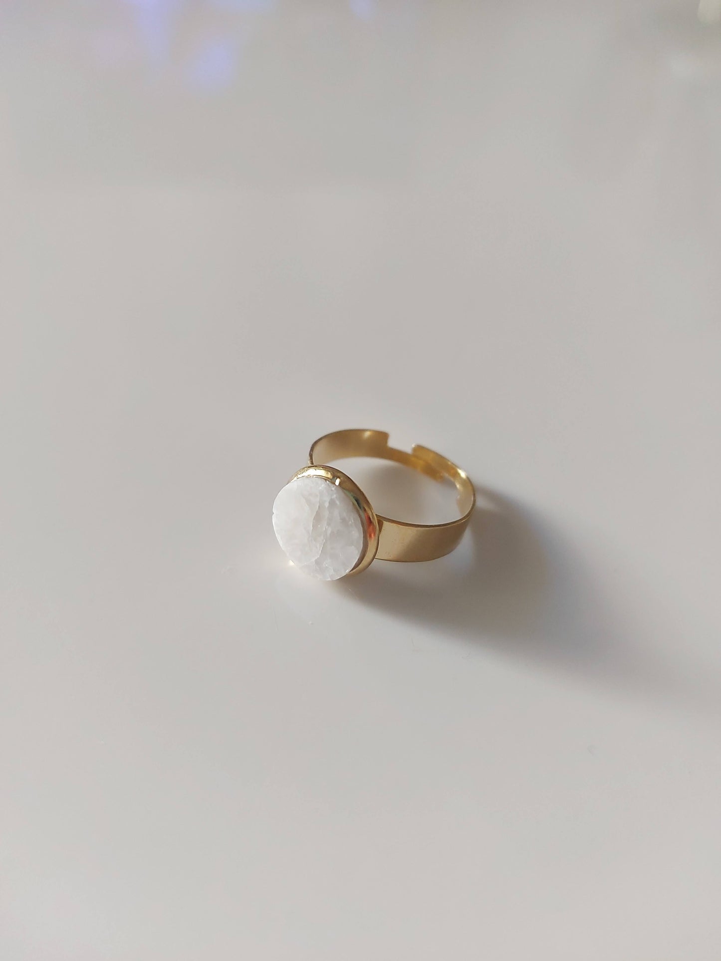 Αυξομειωμένο δαχτυλίδι σε χρυσό χρώμα από ανοξείδωτο ατσάλι  με λευκό μάρμαρο νάξου