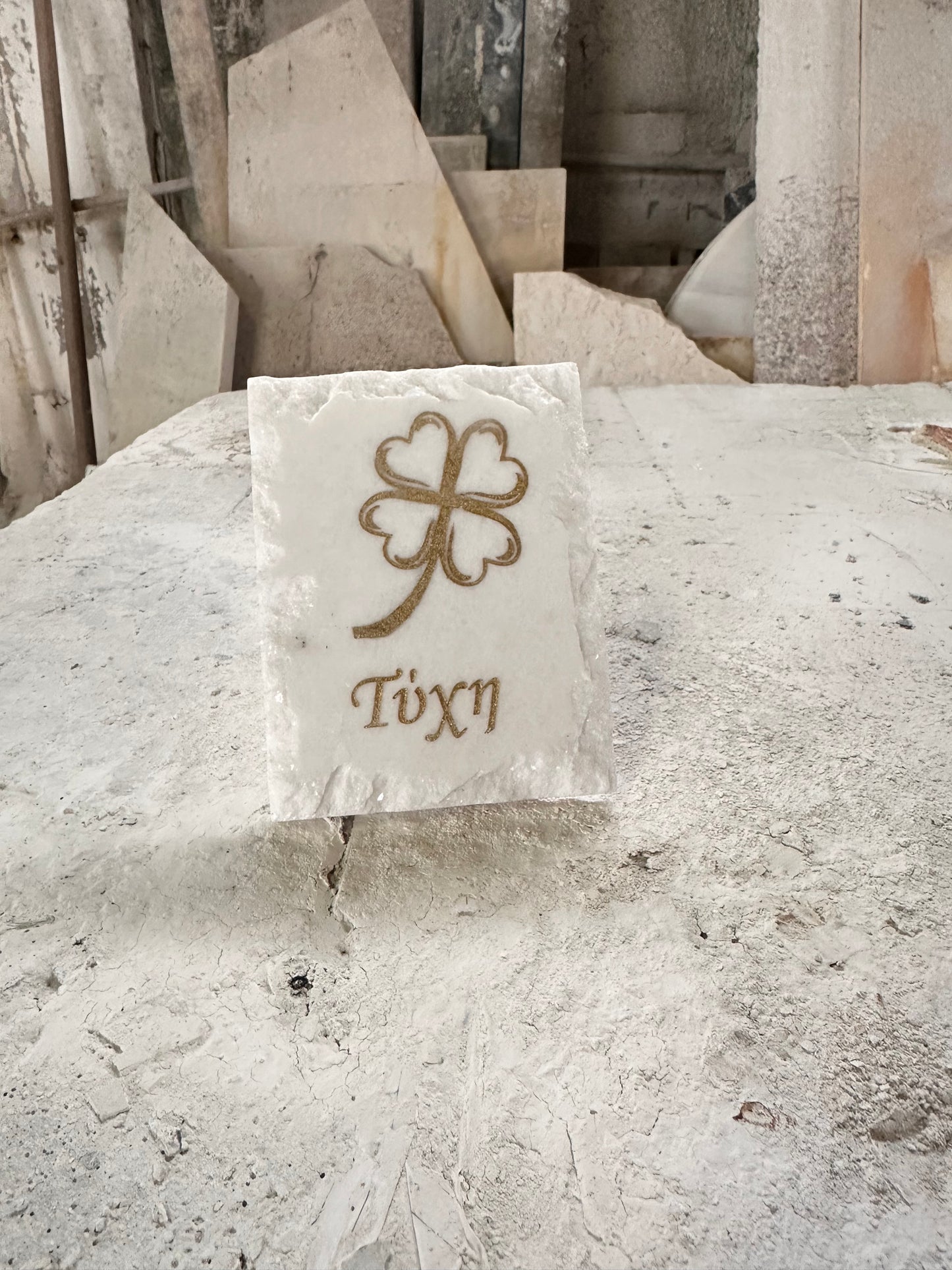 «Τύχη» γούρι με τετράφυλλο τριφύλλι σε λευκό ακατέργαστο μάρμαρο