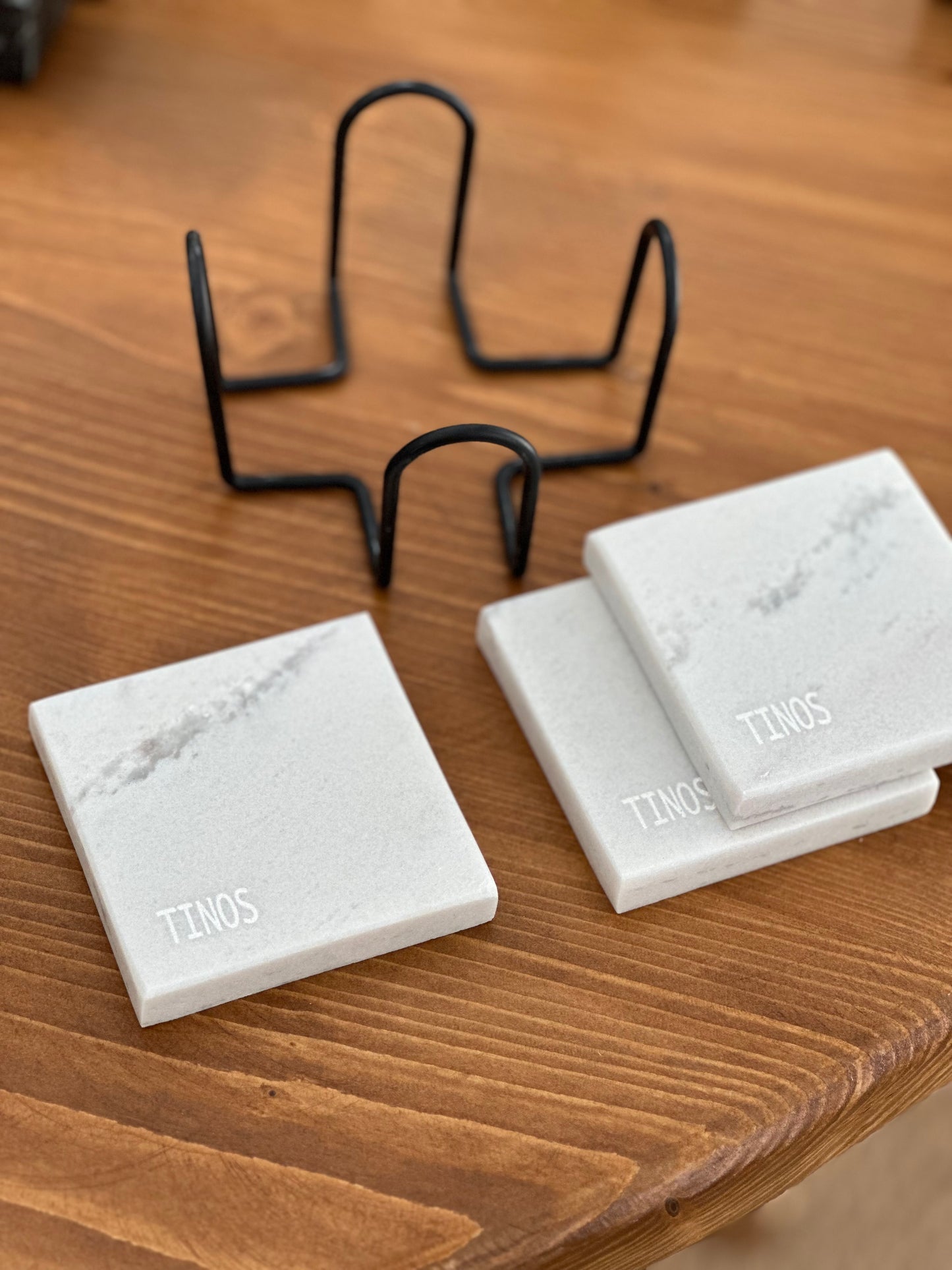 Μαρμάρινα σουβέρ από λευκό μάρμαρο με χάραξη «TINOS”  και θήκη υποδοχής