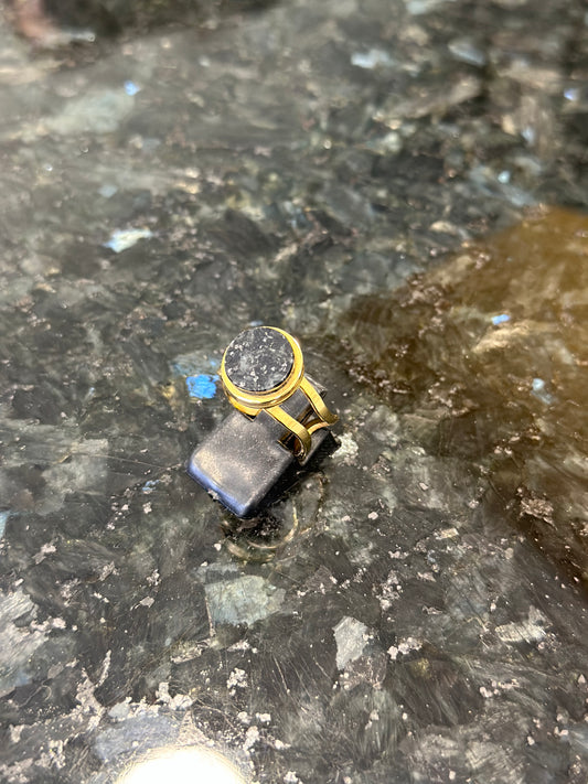 Δαχτυλίδι με διπλή βάση και μαύρο γρανίτη στο εσωτερικό του