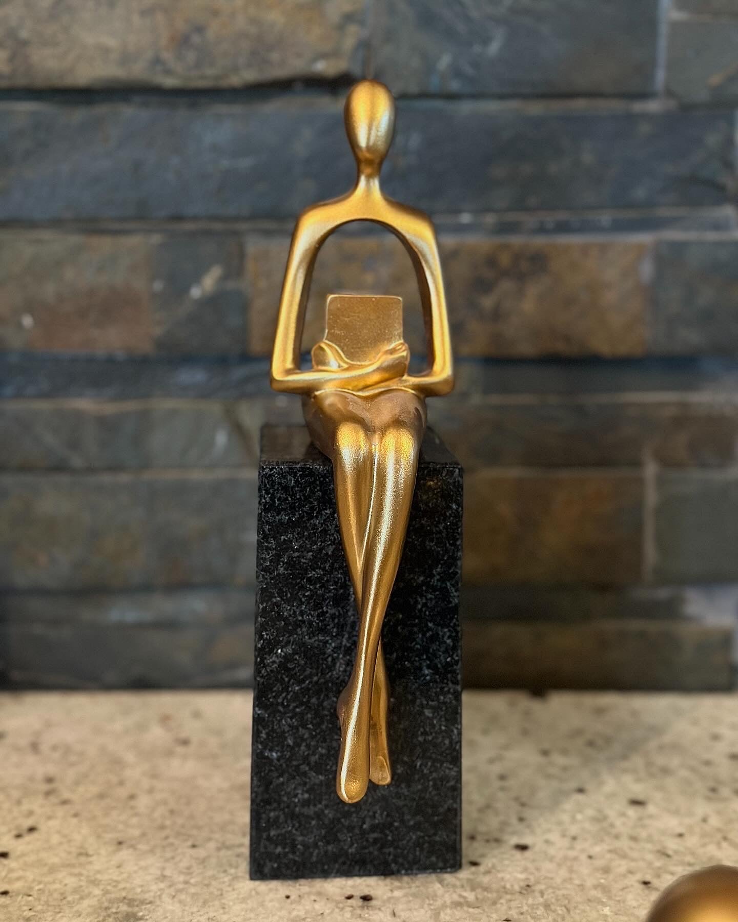 Μασίφ μαύρος γρανίτης με χρυσή φιγούρα