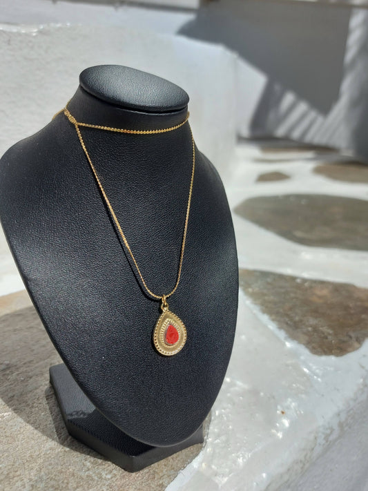 Teardrop with tiny red granite