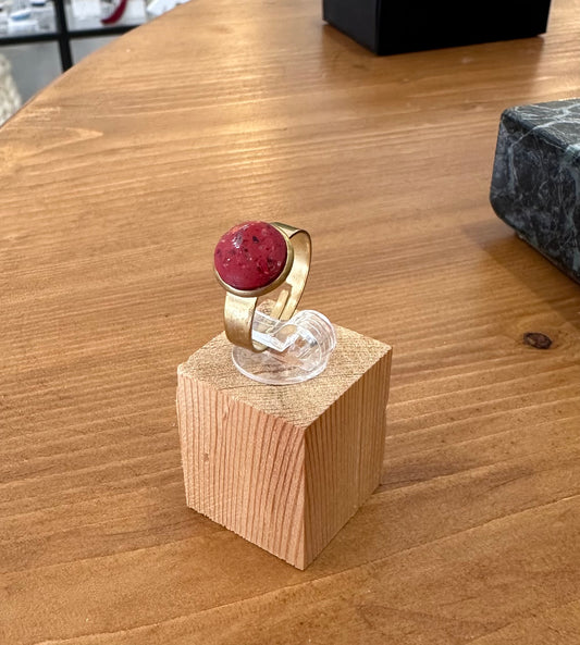 Αυξομειωμένο δαχτυλίδι σε χρυσό χρώμα από ανοξείδωτο ατσάλι  με κόκκινο γρανίτη