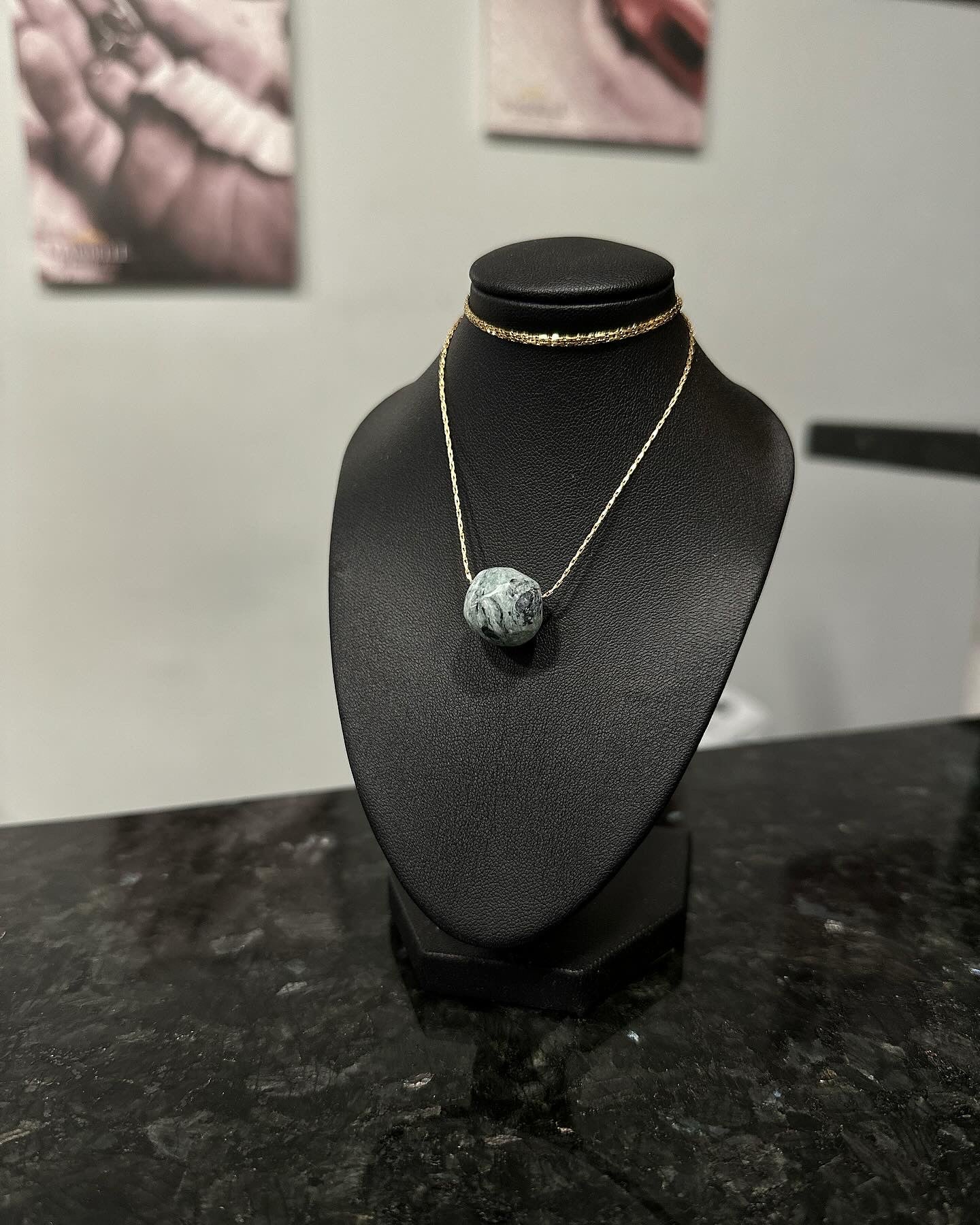 Πράσινο μάρμαρο Τήνου σε χρυσή αυξομειωμένη αλυσίδα