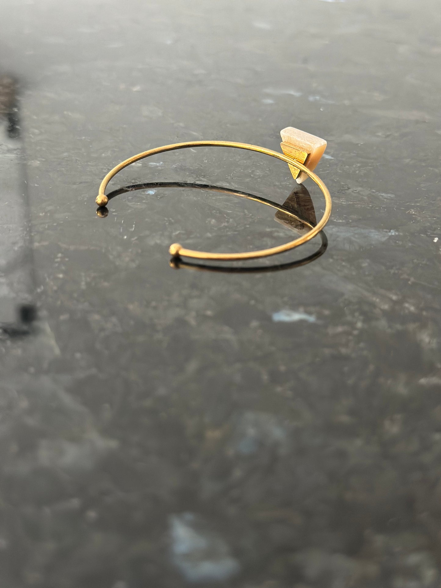 Gold-colored bracelet with triangle-shaped onyx