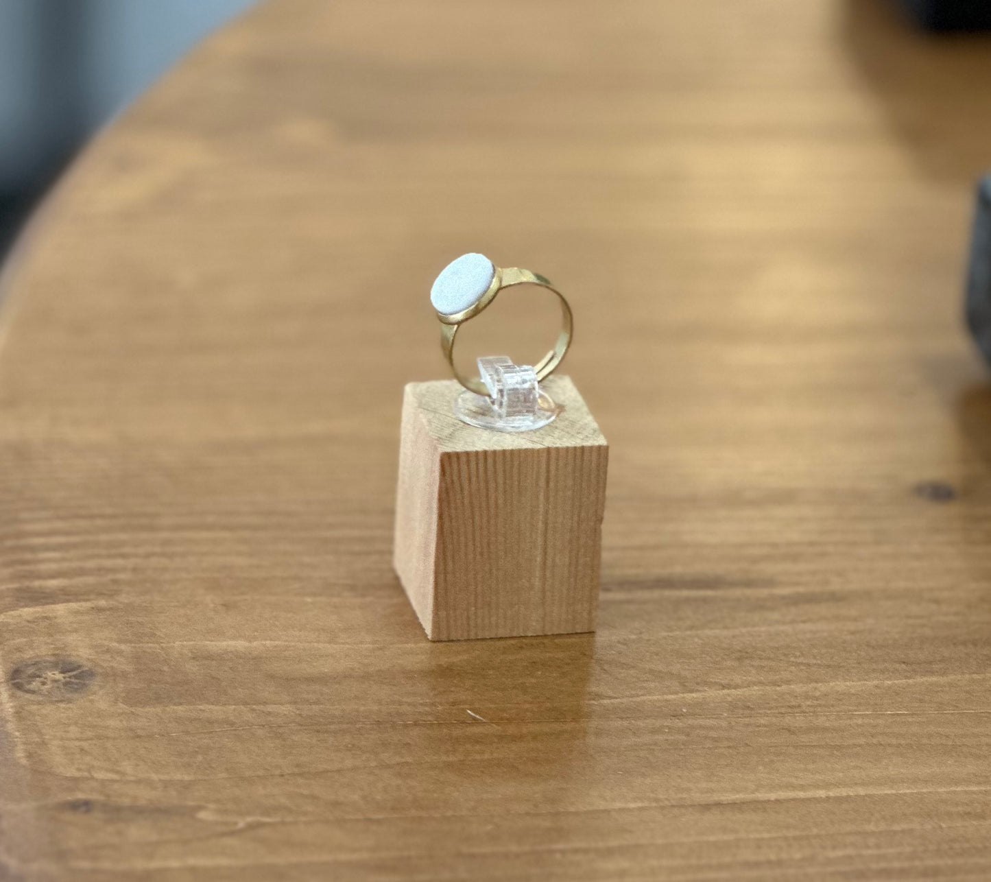 Αυξομειωμένο δαχτυλίδι σε χρυσό χρώμα από ανοξείδωτο ατσάλι  με λευκό μάρμαρο νάξου