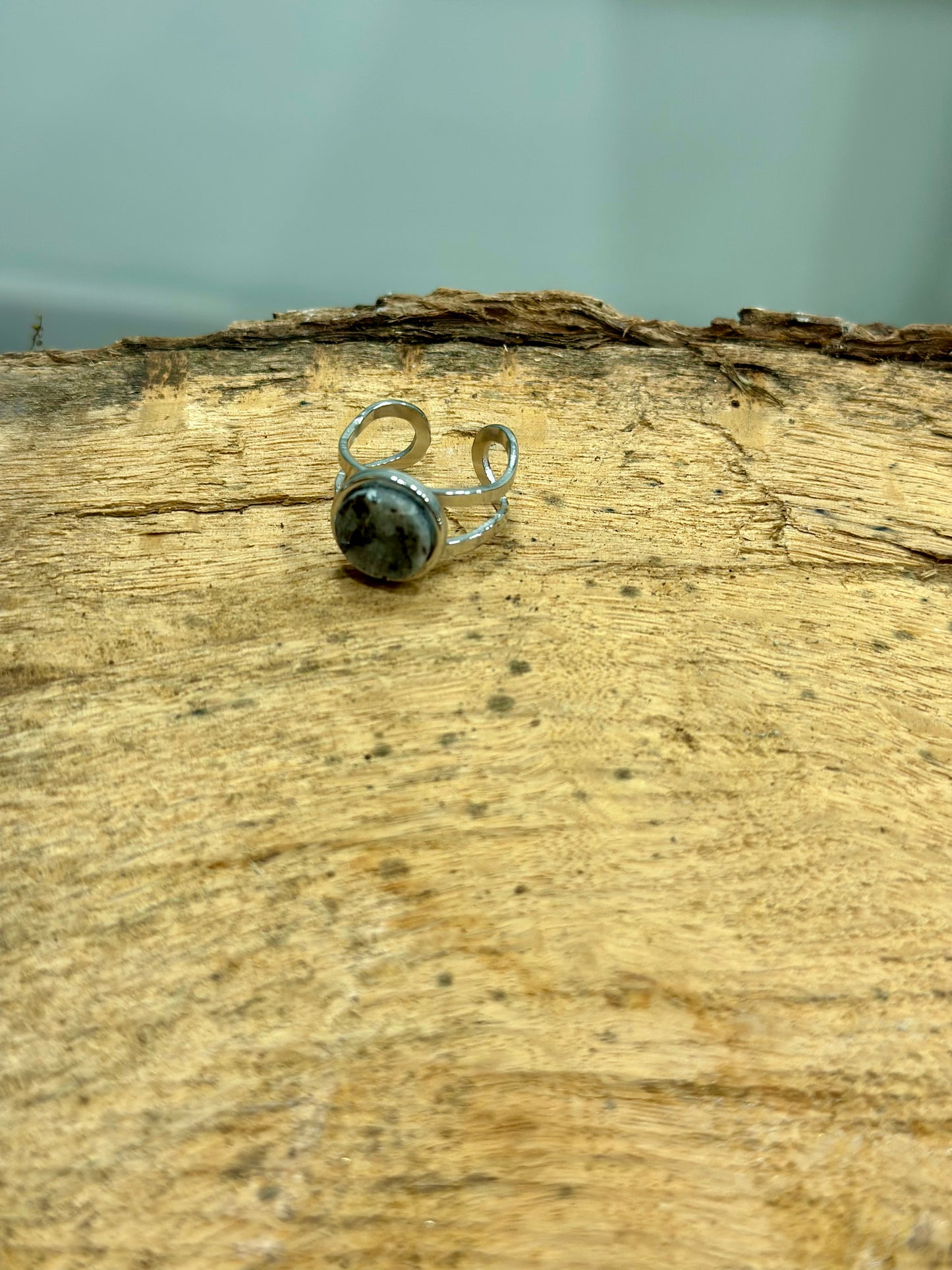 Double base ring with gray granite