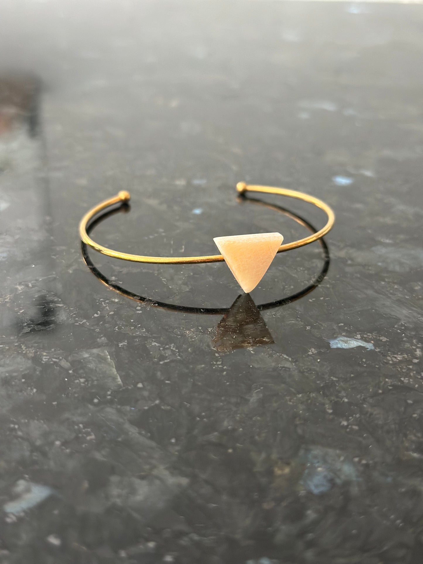 Gold-colored bracelet with triangle-shaped onyx