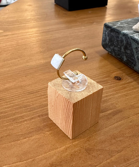 Δαχτυλίδι με λεπτή βάση σε χρυσό χρώμα από ανοξείδωτο ατσάλι και τετράγωνο λευκό μάρμαρο