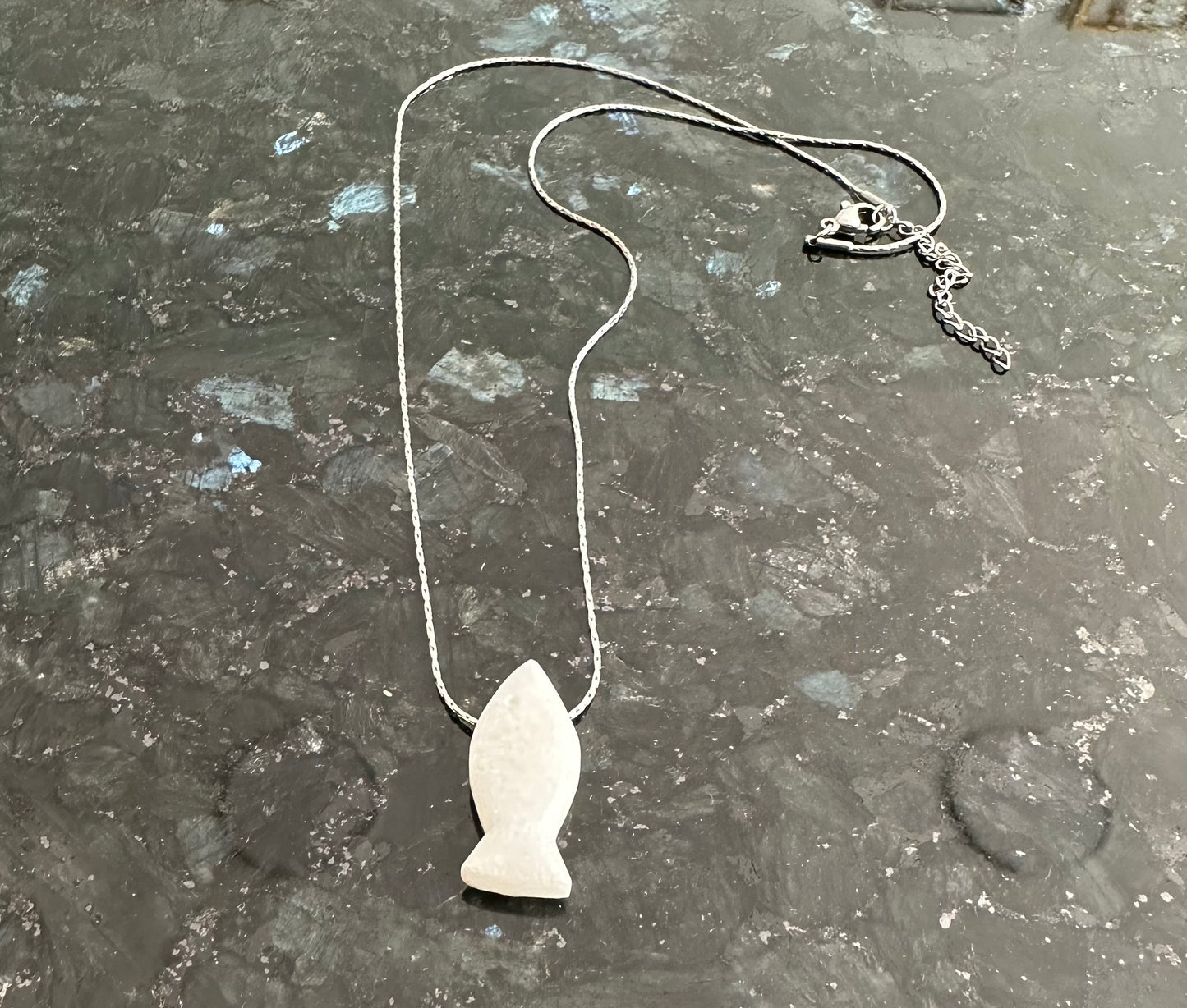 Λευκό μάρμαρο σε σχήμα ψάρι