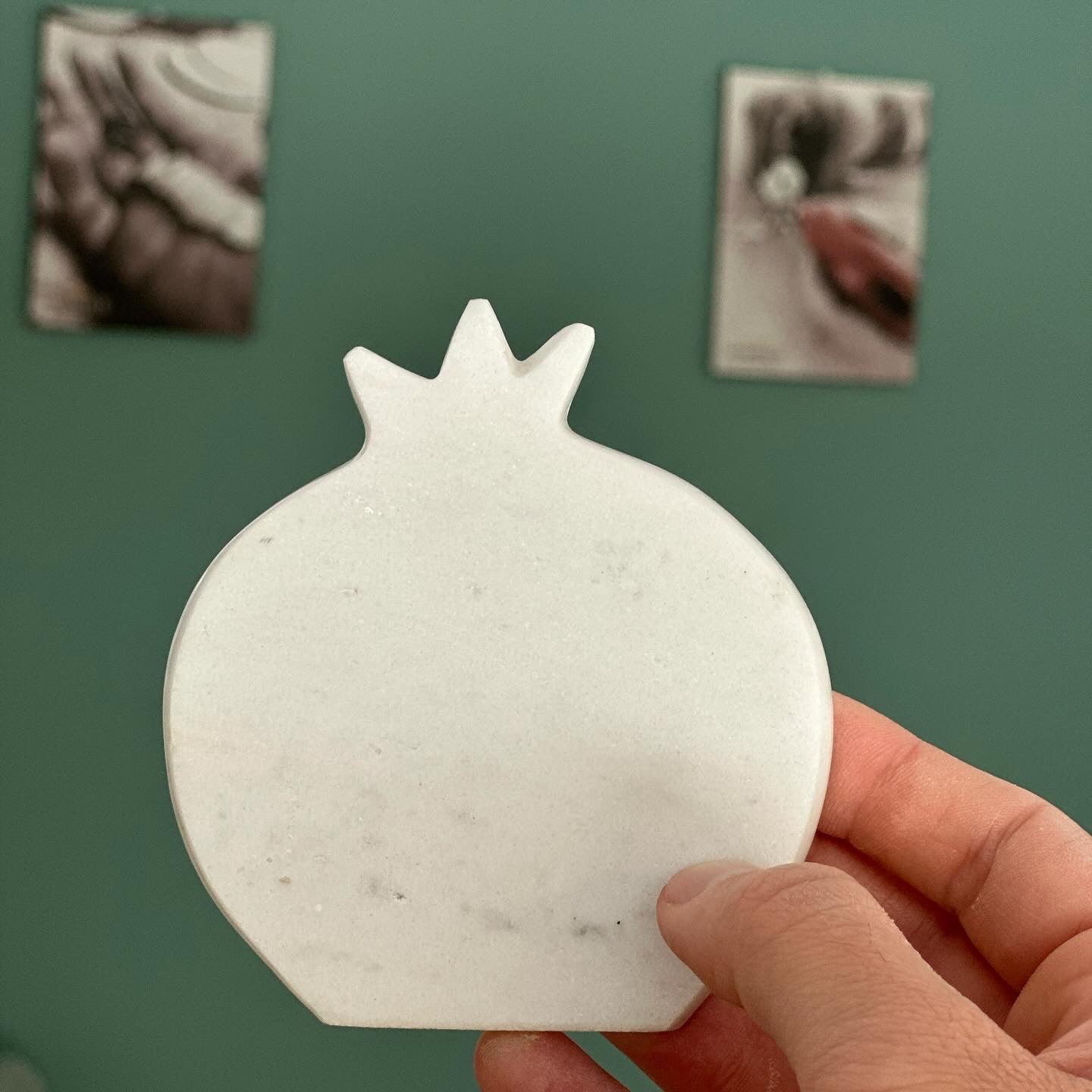 Μαρμάρινα σουβέρ με χάραξη «ΤINOS» σε σχήμα ρόδι και θήκη υποδοχής