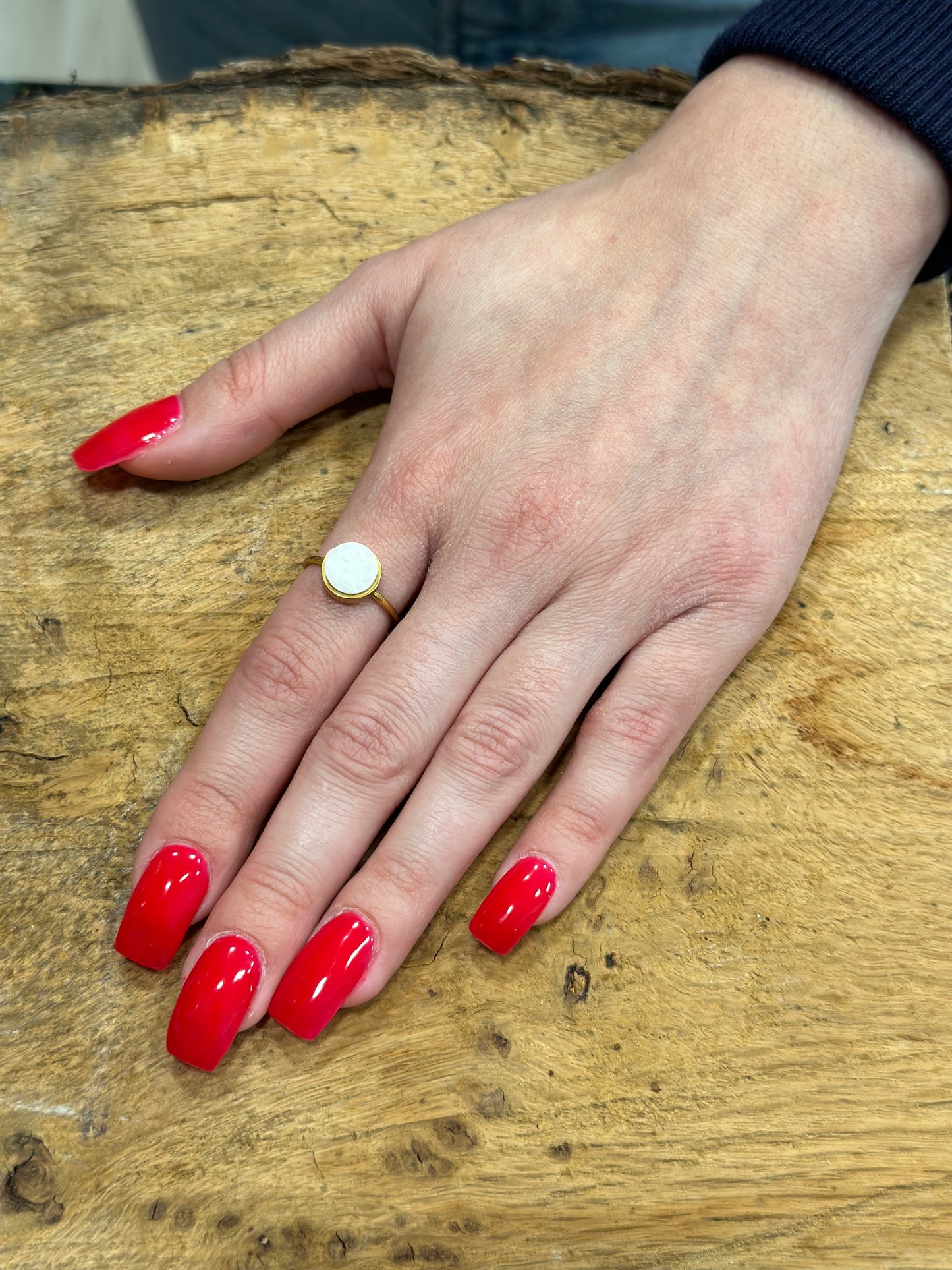 Δαχτυλίδι λεπτή βάση με λευκό μάρμαρο