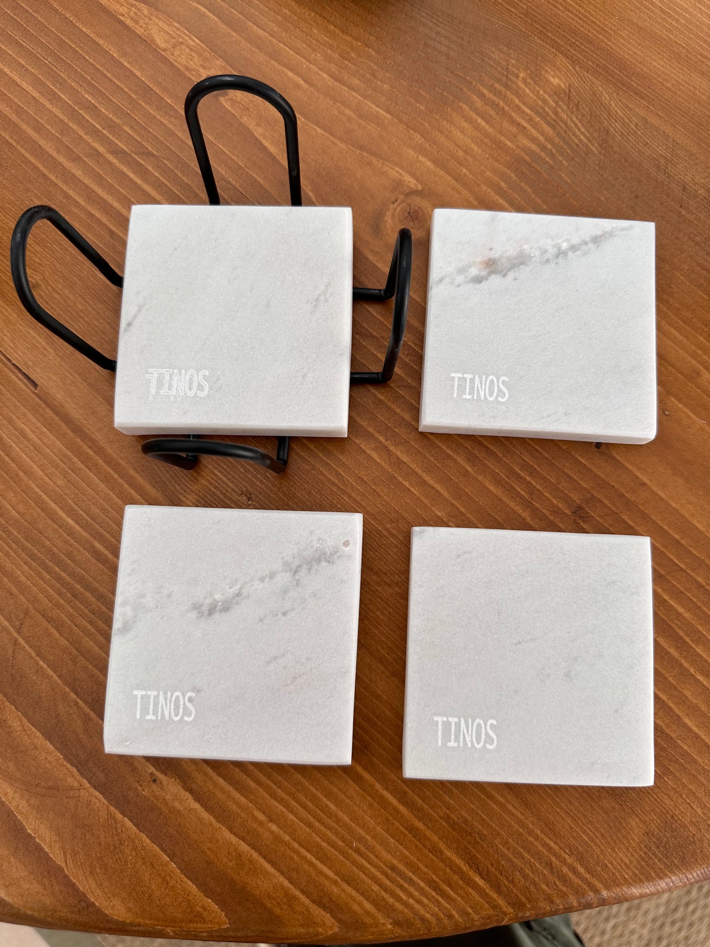 Μαρμάρινα σουβέρ από λευκό μάρμαρο με χάραξη «TINOS”  και θήκη υποδοχής